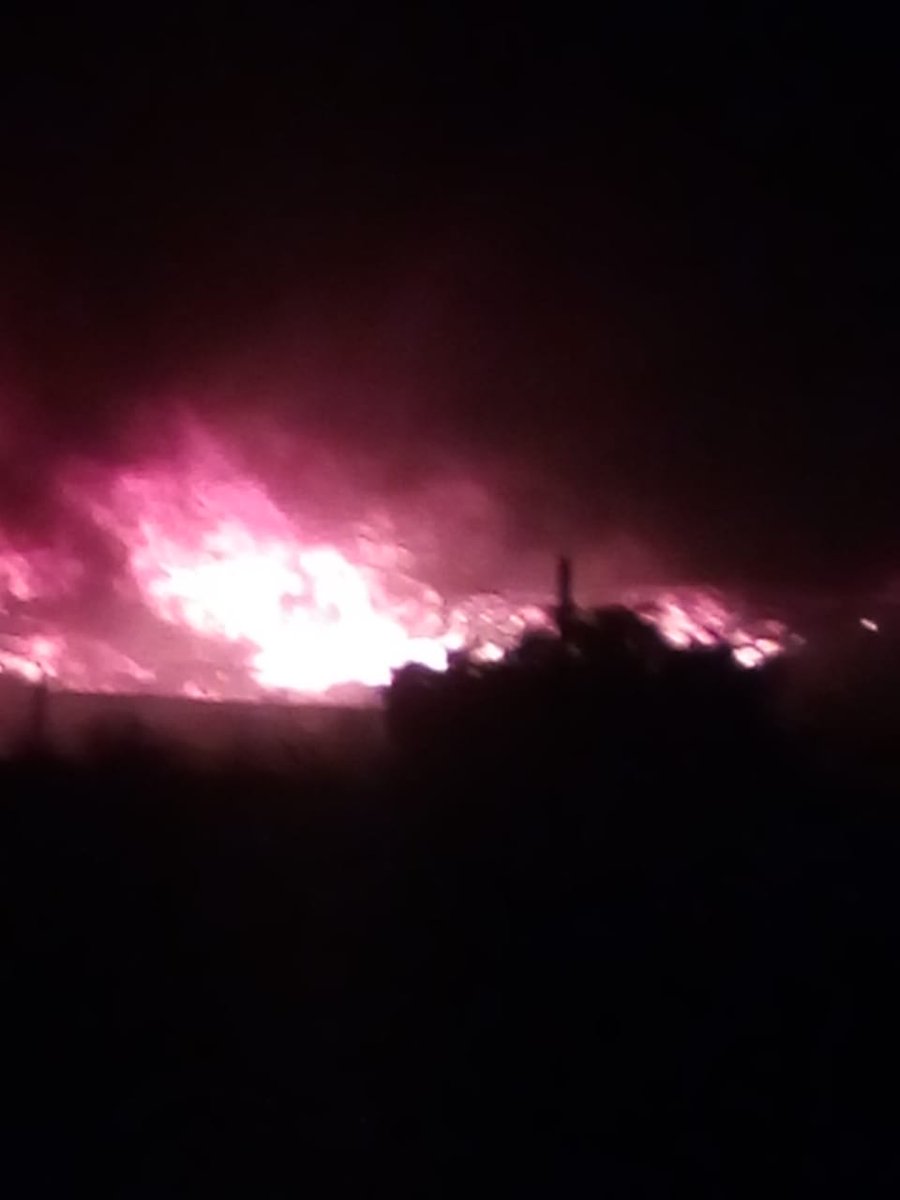 eletyvg's tweet photo. #CrisisAmbientalEnChimal
Negligencia y lentitud por parte del gobierno de Xochitl Flores, llegan 2 horas tarde a intentar apagar el incendio del tiradero de basura en Escalerillas. https://t.co/6vGHwiu7ia