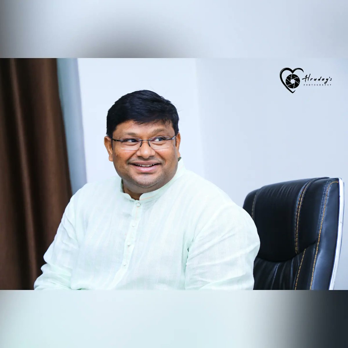 hruday_samala's tweet image. Here&apos;s is a candid shot of Mr.Avinash Brahmadevara Sir (Founder of Avinash Group of Institutions) clicked by me ✨
.
.
.
.
#avinashcollegeofcommerce #avinashbrahmadevara #avinashsir #motivation #blessed #photooftheday #picture #honour #glad #happy #smile #photo #photography