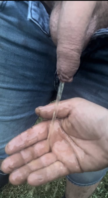 Pendant que fait pleurer mon colosse mon pote se lave la main .. lol #grossequeue #urine #Bigdickman<a href="/tag/hung"class="tags"><span>#hung</span></a><a href="/tag/uro"class="tags"><span>#uro</span></a><a href="/tag/urine"class="tags"><span>#urine</span></a><a href="/tag/grossequeue"class="tags"><span>#grossequeue</span></a><a href="/tag/bigdickman"class="tags"><span>#bigdickman</span></a><a href="/tag/22cm"class="tags"><span>#22cm</span></a>