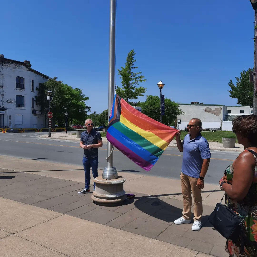 LoriLococoNF's tweet photo. Pride Niagara Annual Pride Flag Ceremonies with @jimdiodati and @CIoannoni.

🏳️‍🌈 Pride Niagara Celebrating our LGBTQ2+ heritage &amp; building traditions together. #TeamPrideNiagara https://t.co/Yhn9jk607A