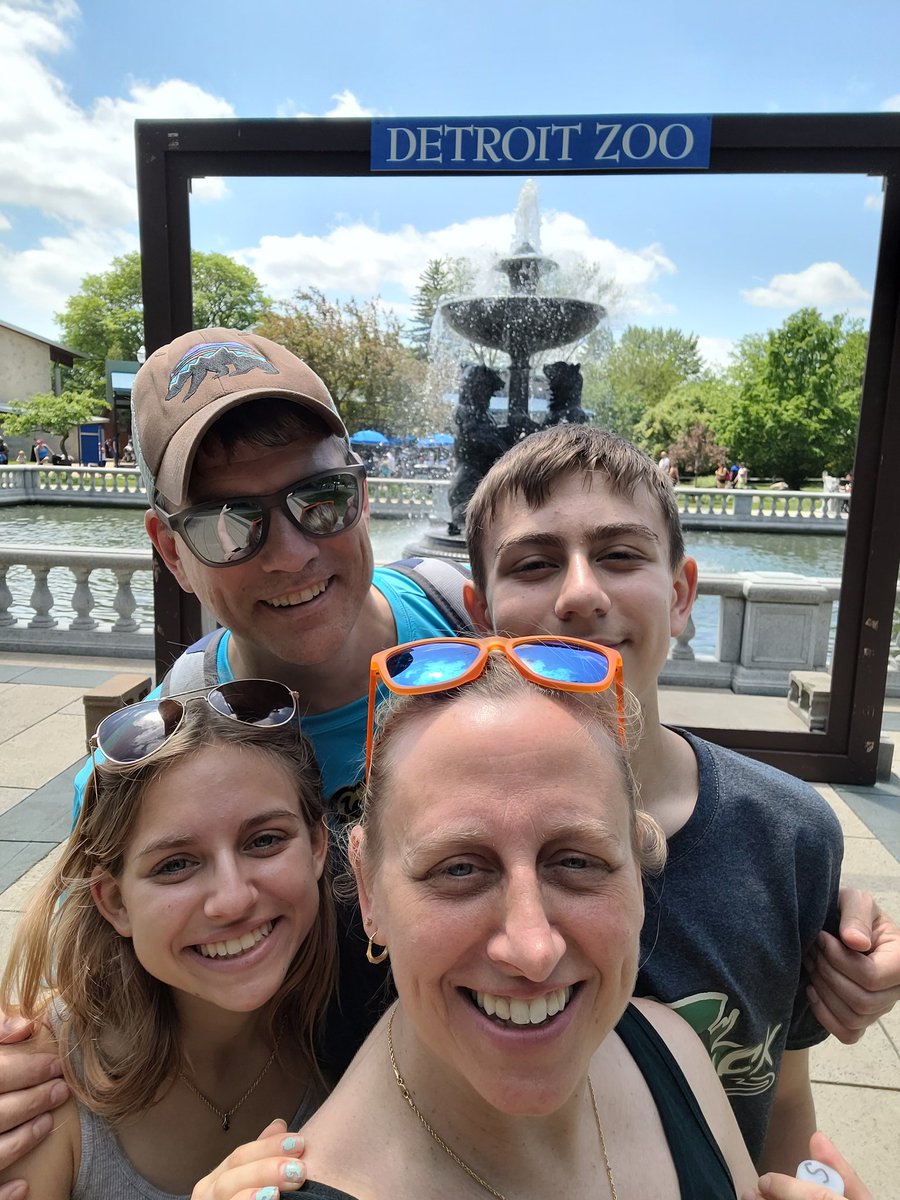 sagiorio15's tweet photo. More #LOLU activities this weekend...including a 3.5 mile walk around the @detroitzoo and some rollerblading around the neighborhood. @LogOff_LaceUp 🥰 https://t.co/0093ksjHeP