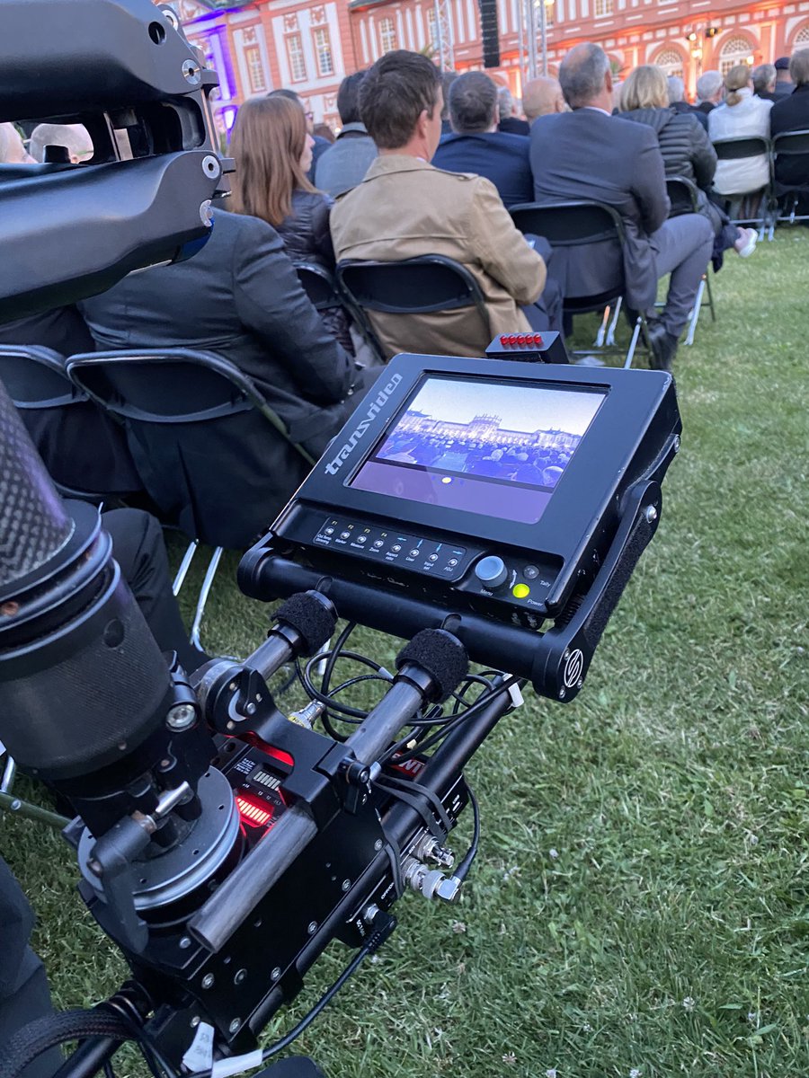 Schnappschuss von der feierlichen #Serenade zum Abschied von <a href="/RegHessen/">Staatskanzlei Hessen</a>-Ministerpräsident #VolkerBouffier im Schloss Biebrich. Gelungene Reden von <a href="/talwazir/">Tarek Al-Wazir</a>, <a href="/HendrikWuest/">Hendrik Wüst</a> und <a href="/bodoramelow/">Bodo Ramelow</a>.