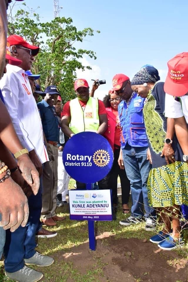 lionheart1759's tweet photo. Planted a Tree in Commemoration of a distinguished Service to Humanity at the Rotary Centre - Rotary International D9110

 ….. I LOVE NIGERIA &amp; PROUDLY NIGERIAN!

#EndPolio 
#LionHeart
#ThinkAfrica 
#LondonToLagos https://t.co/tLoaOOl0T6