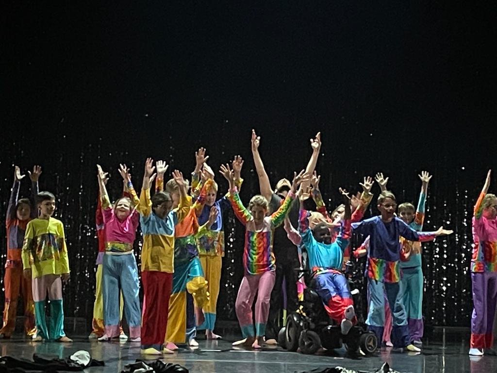 Allemachtig wat zijn jullie prachtig!! Toppers van <a href="/HetKroonpad/">Het Kroonpad</a> samen met @introdans en de collega's <a href="/onderwijsspec/">DeOnderwijssp'en</a> <a href="/OmmezwaaiArnhem/">De Ommezwaai</a> en @BriantArnhem dansen de kleuren van de lucht en plezier.
#inclusie #samen #kunstencultuur #plezier #baanbrekend om nooit te vergeten! Wauw!