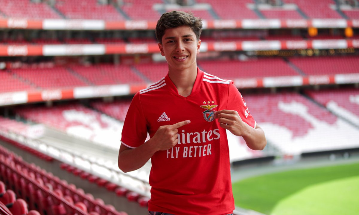 José Melro, extremo com 18 anos, assinou contrato com o SL Benfica. Bem-vindo, José!