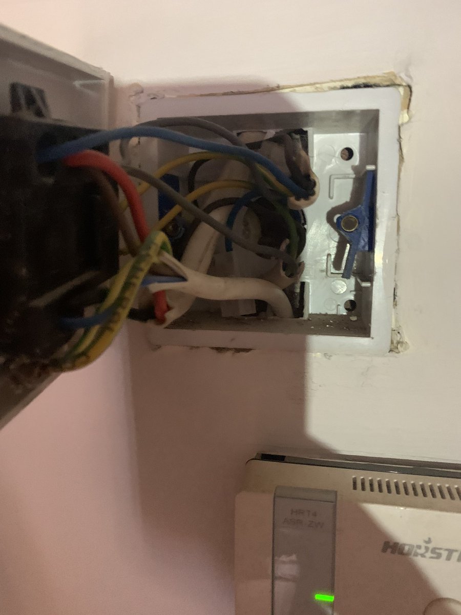 KevinBatey2's tweet photo. DIY SOS https://t.co/BdZQPYB5I5