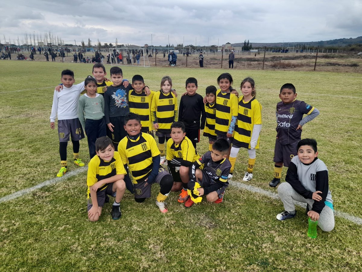 ClubPenarolSalt's tweet photo. INFANTILES 🖤💛🖤

Las categorías 2012 y 2014 poniéndole el cuerpo a la jornada del domingo en las canchas del Bicentenario 

#SomosPeñarol #PeñarolAltaEscuela #LaBandaDelMirasol #JueguePeñarol #PeñarolSalta https://t.co/kAyNChyqy1