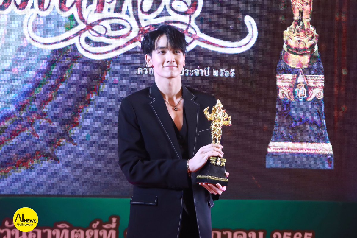 AllNews_th's tweet photo. สุดปัง!!! “ชาคริต-จอย ศิริลักษณ์” คว้ารางวัลนักแสดงเจ้าบทบาทยอดเยี่ยม “กองทัพ พีค-ฟ้าใส” นักแสดงนำชายหญิงยอดเยี่ยม “อิน-จ๊อบ” นักแสดงนำคู่พระ-นายยอดเยี่ยม รางวัล “พิฆเนศวร” ครั้งที่ ๑๐
อ่านข่าวและชมภาพที่🔻
🔗https://t.co/zPbyaxPyMV
#รางวัลพิฆเนศวร2565 #kongthappeak #อินจ็อบ https://t.co/Is6Bulo84w