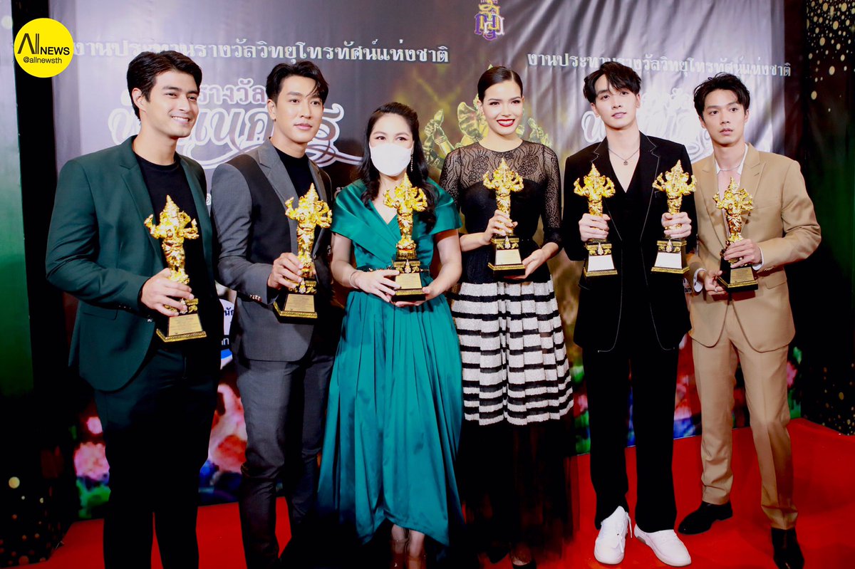 AllNews_th's tweet photo. สุดปัง!!! “ชาคริต-จอย ศิริลักษณ์” คว้ารางวัลนักแสดงเจ้าบทบาทยอดเยี่ยม “กองทัพ พีค-ฟ้าใส” นักแสดงนำชายหญิงยอดเยี่ยม “อิน-จ๊อบ” นักแสดงนำคู่พระ-นายยอดเยี่ยม รางวัล “พิฆเนศวร” ครั้งที่ ๑๐
อ่านข่าวและชมภาพที่🔻
🔗https://t.co/zPbyaxPyMV
#รางวัลพิฆเนศวร2565 #kongthappeak #อินจ็อบ https://t.co/Is6Bulo84w