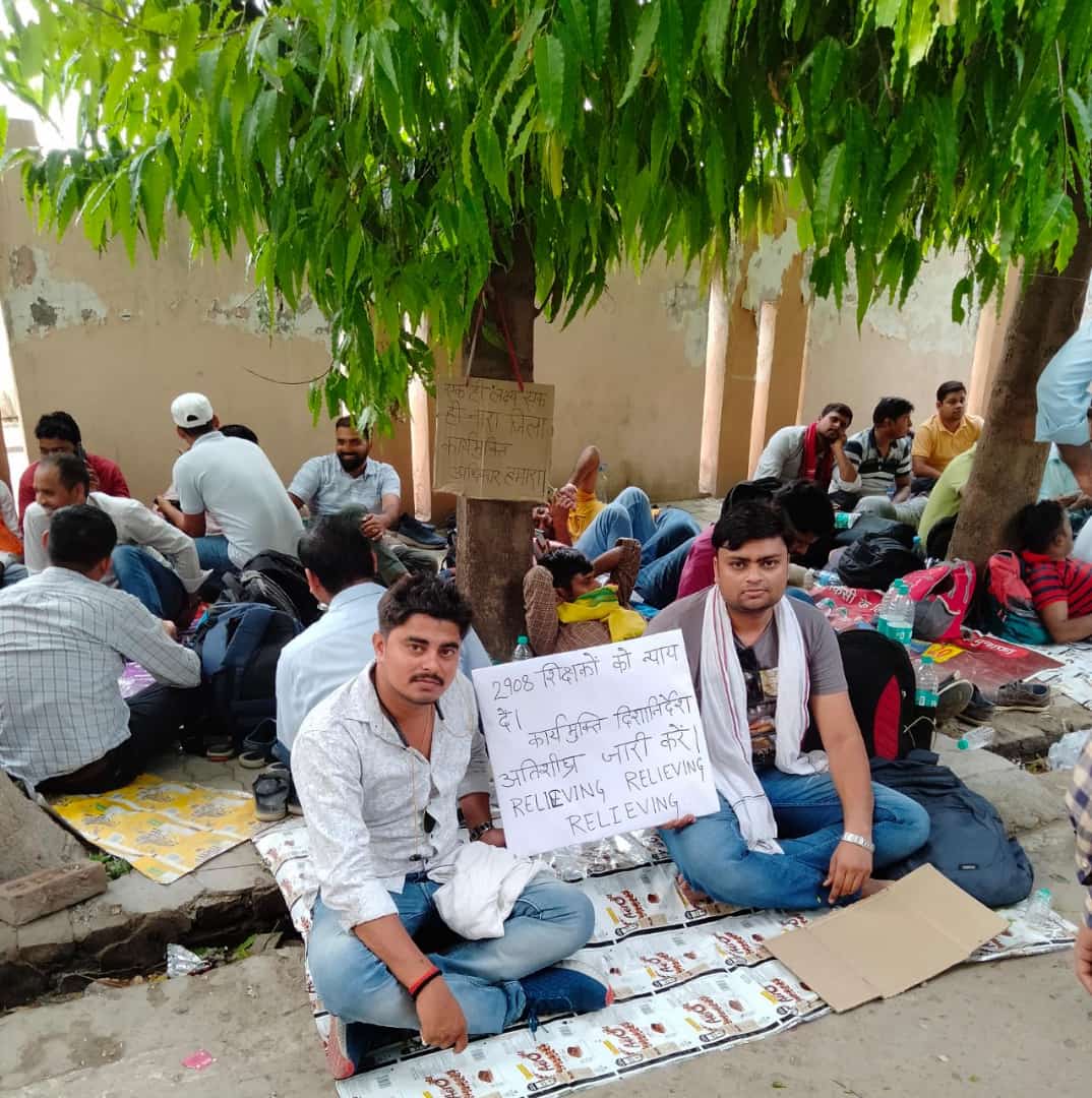 Ashishhh11's tweet photo. सचिव बेसिक शिक्षा परिषद द्वारा माननीय उच्च न्यायालय के आदेश की अवहेलना की जा रही है जिससे सरकार की छबि आम जनमानस में धूमल हो रही है,जल्द से जल्द2908शिक्षको को वर्तमान जनपद से कार्यमुक्ति का निर्देश दे@thisissanjubjp
@drsanjeevbalyan
@SarvendraEdu
@myogiadityanath
@brajeshpathakup https://t.co/N3eKub5Rj4