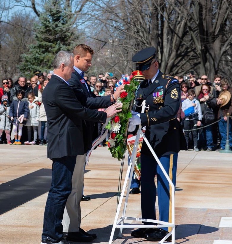 RobGronkowski's tweet photo. Honoring and remembering all the brave heroes that made the ultimate sacrifice to hold our flag high and proud 🇺🇸 #MemorialDay2022 https://t.co/6D5AFCASeJ
