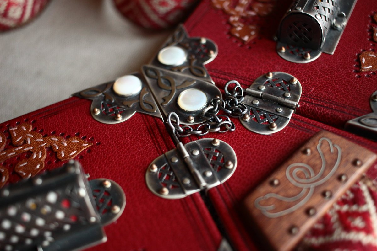 iostopan's tweet photo. The fittings are completely made by my father and are mainly concentrated on the front of the book. They are sculpted from over 100 grams of 925 silver and mounted with over 50 silver nails. They are decorated with copper elements, openwork ornaments and mother-of-pearl inserts. https://t.co/r4eJPPvIg1