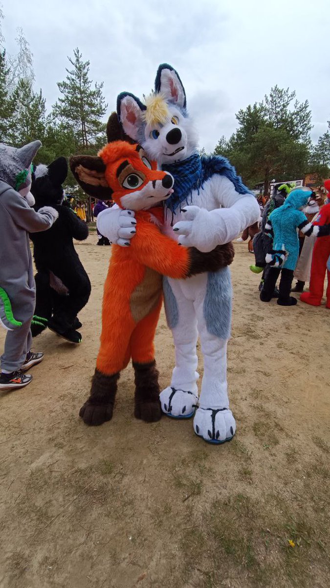 JetFox90's tweet photo. Its monday again so we could all do with some #fursuit hugs to start the week off! @MirekMoony is the bestest husky for said hugs 😍🦊🐕 #furry #furryfandom 📸 @JackalFinn 👔 @R5suits https://t.co/UUnaaOkl1n