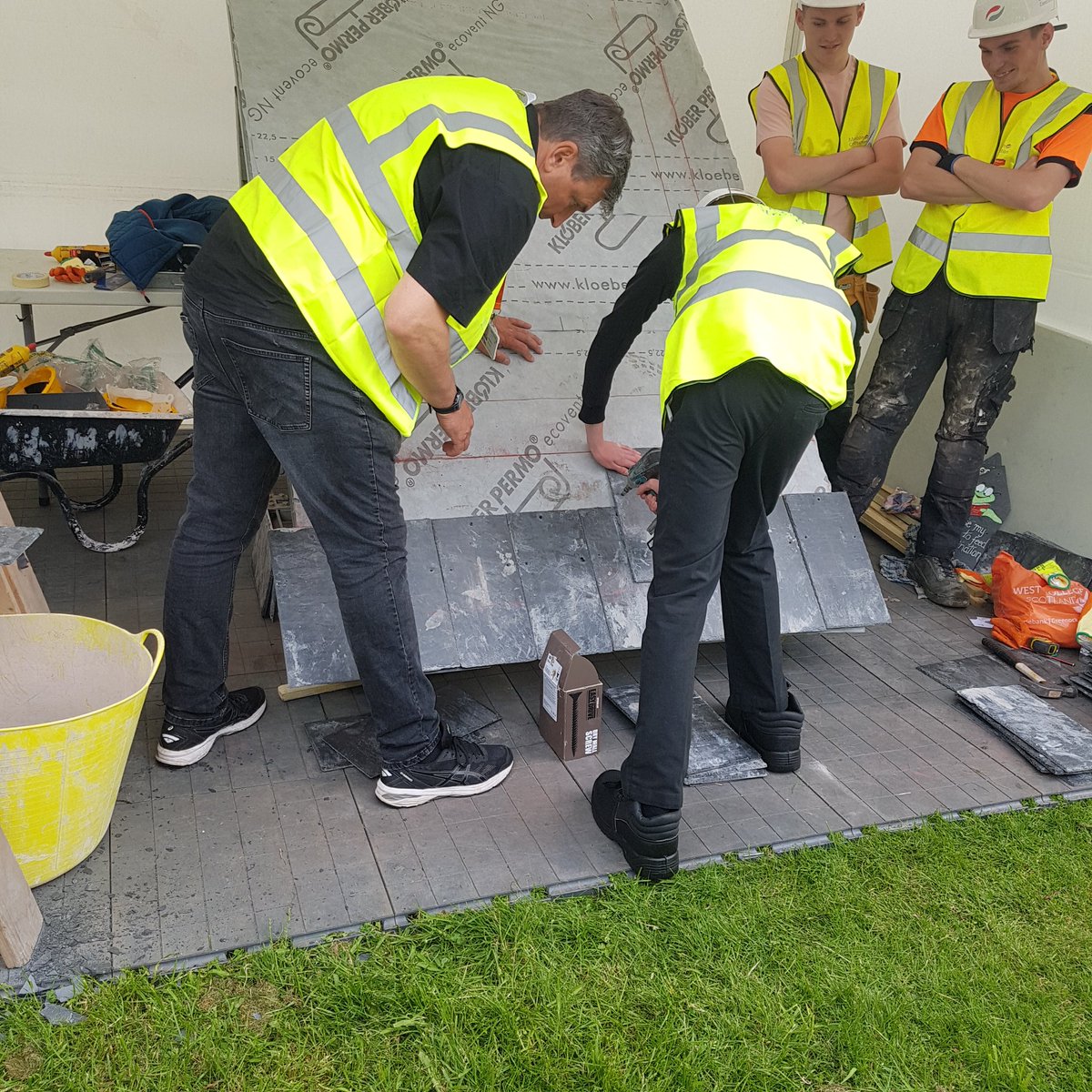 Brilliant day exploring traditional building skills at Paisley Town Hall thanks to <a href="/WestCollScot/">WestCollegeScotland</a> <a href="/morrisonbuilds/">Morrison Construction</a> and <a href="/RenCouncil/">RenCouncil</a>. @GlenifferHigh Pupils really enjoying learning about leadwork, carpentry, roofing and painting &amp; decorating as well as a site tour inside the hall.