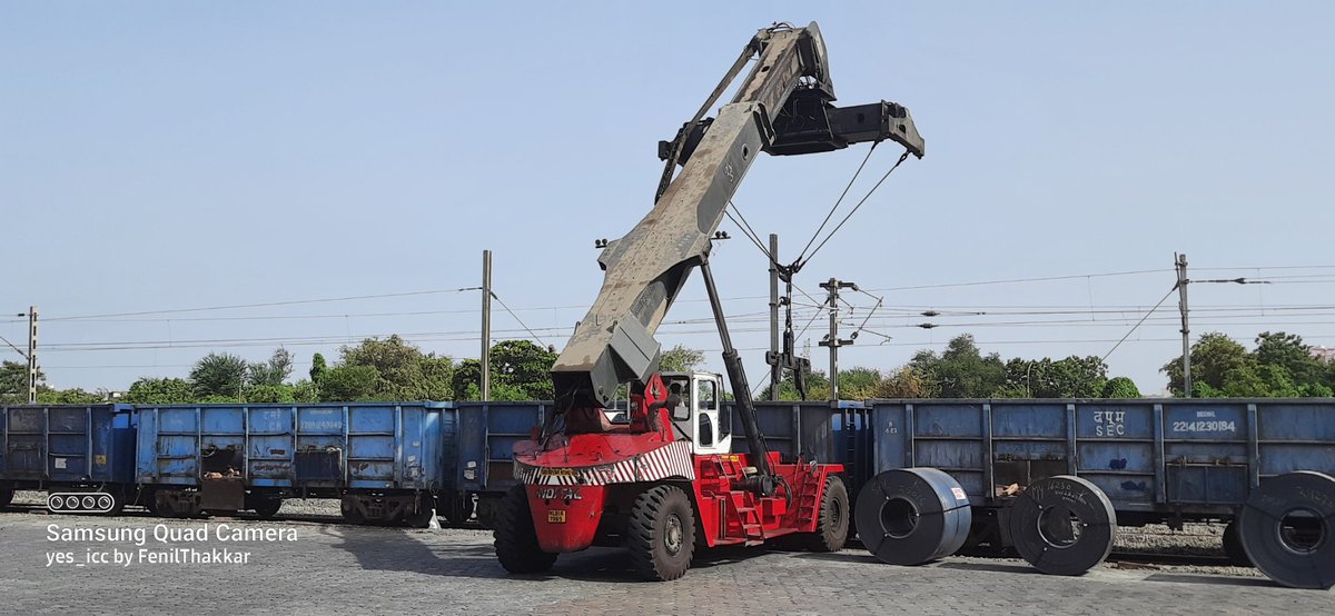 DevelopedSurat's tweet photo. #Efforts_to_Shift #SuratYards
to #Udhna_Railway_Yards with
#NewPlatforms

where #Hot_Rolled_Coils from #Arcelor_Mittal_Nippon_Steel #Hazira &amp; #EdibleOil from @AdaniOnline is #Uploading

#Gujaratgardiun #yes_icc @AMNSIndia @AshwiniVaishnaw @RailMinIndia ji Clicked by #FenilThakkar https://t.co/6UhGrz1qGi