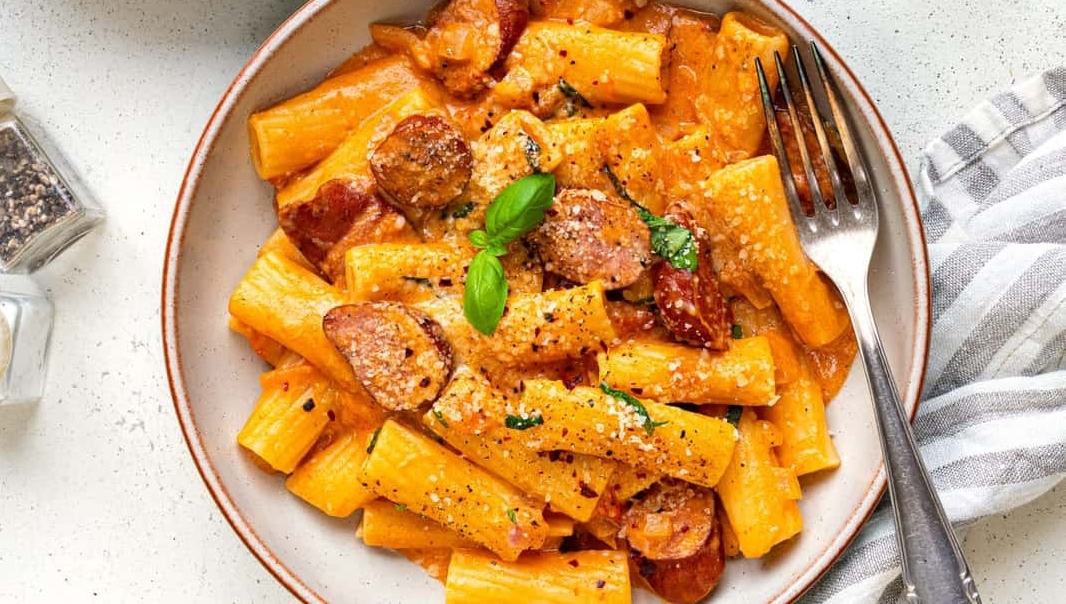 CooksMatches's tweet photo. This delicious pasta dish made with a creamy tomato and mascarpone sauce is the perfect quick and easy weekday dinner! ๐
One-Pot Sausage Pasta by @supergolden88
โ๏ธ: DM us for the link to the full recipe!
#supergoldenbakes #pasta #cooksmatches #dinneridea #recipe https://t.co/LId4nh4qwY