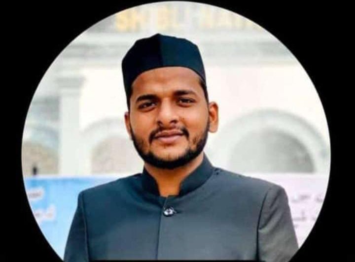 Millat_Times's tweet photo. आज़मगढ़ पुलिस ने हज़रत मुहम्मद ﷺ के ख़िलाफ़ टिप्पणी करने वाली नेता के ख़िलाफ़ कार्रवाई की मांग करने पर शिबली कॉलेज के छात्रसंघ अध्यक्ष अब्दुर्रहमान को गिरफ्तार कर जेल भेज दिया है https://t.co/rHp0592qE0