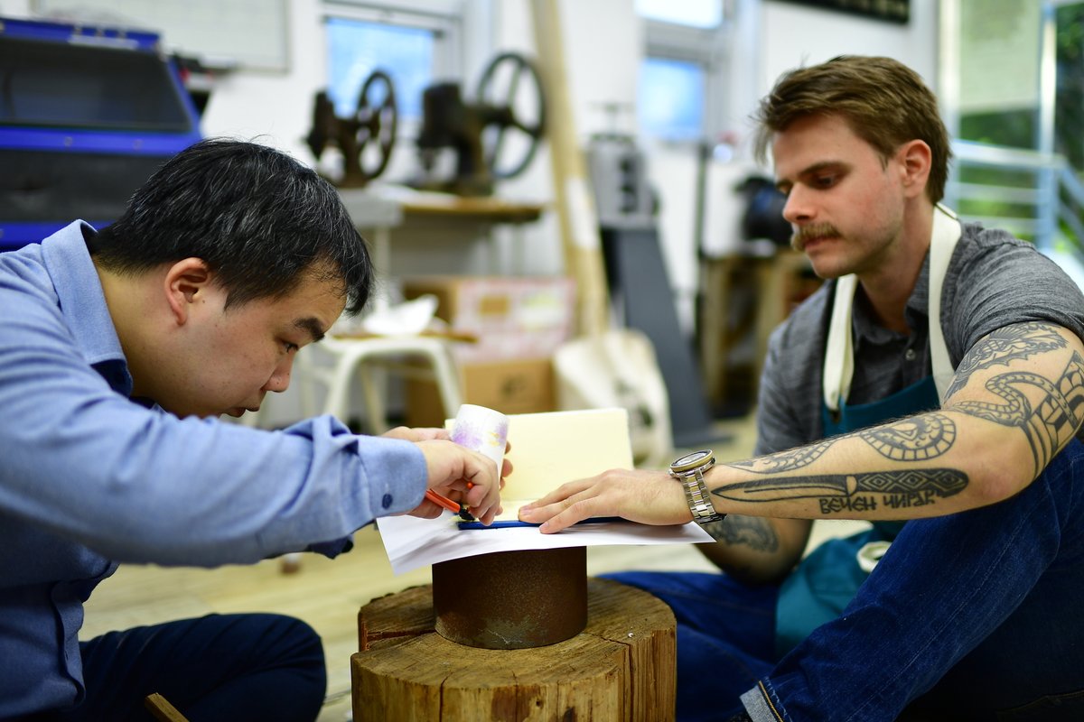 iostopan's tweet photo. Collaborating with master Taegyo in making an European book structure but with traditional Korean furniture fittings during the Jinju Artist-in-Residence program 2021.

#bookbinding #bookarts #stopan https://t.co/a1xUVFXNiX