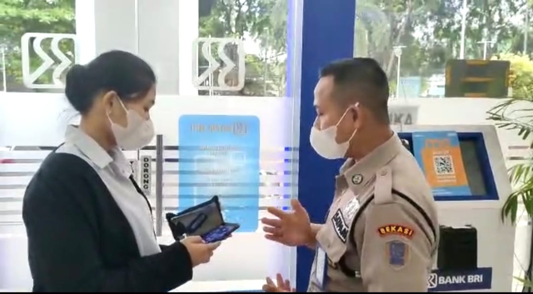 erwindooo's tweet photo. Satpam BRI Pemberani, melayani dengan setulus hati #SatpamBRISigap #ROBRIJakarta2 #rojakarta2 #0139 #KCBekasi #ROJakarta2 https://t.co/3oRqHOK2L2
