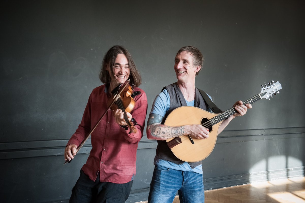 DieFabrikFFM's tweet photo. Am Dienstag, 31. Mai, fesseln Mark Bloomer und Andrew Cadie als „Broom Bezzums“ im Hof der Fabrik mit Harmoniegesang, Geige, Northumbrian Small Pipes (nord-englischer Dudelsack), Mandola, Gitarre und Perkussion mit New Folk. 
https://t.co/K8utkIFWsp https://t.co/X4x3krlw3p