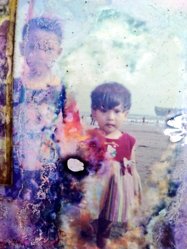 wtnbeuti's tweet photo. Bongkar lemari buyut masih ada album foto jadul andaikan kemarin bongkar rumah langsung ngeh gabakal kena hujan gemes" padahal😢 https://t.co/3ssHMkrgIH