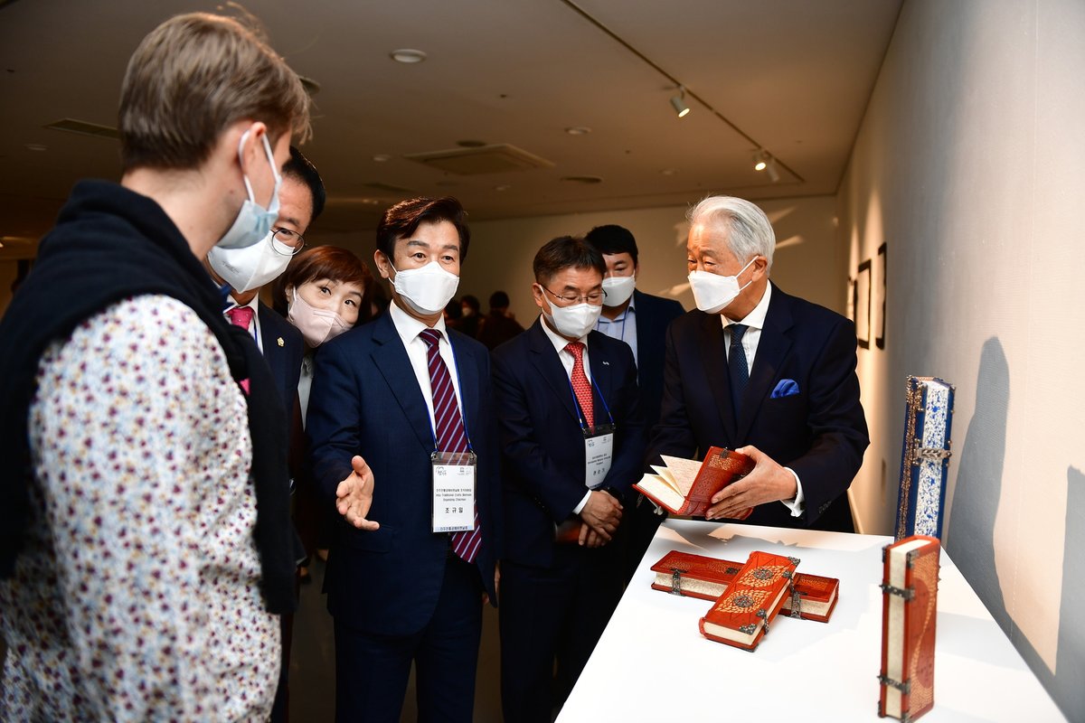iostopan's tweet photo. Presenting the Pillars Collection to the mayor of Jinju City during the Jinju Traditional Crafts Bienalle 2021 in Jinju City, South Korea.

#bookarts #bookbinding #stopan #contemporarycraft #jinju #korea https://t.co/TXLJzCU2Y4