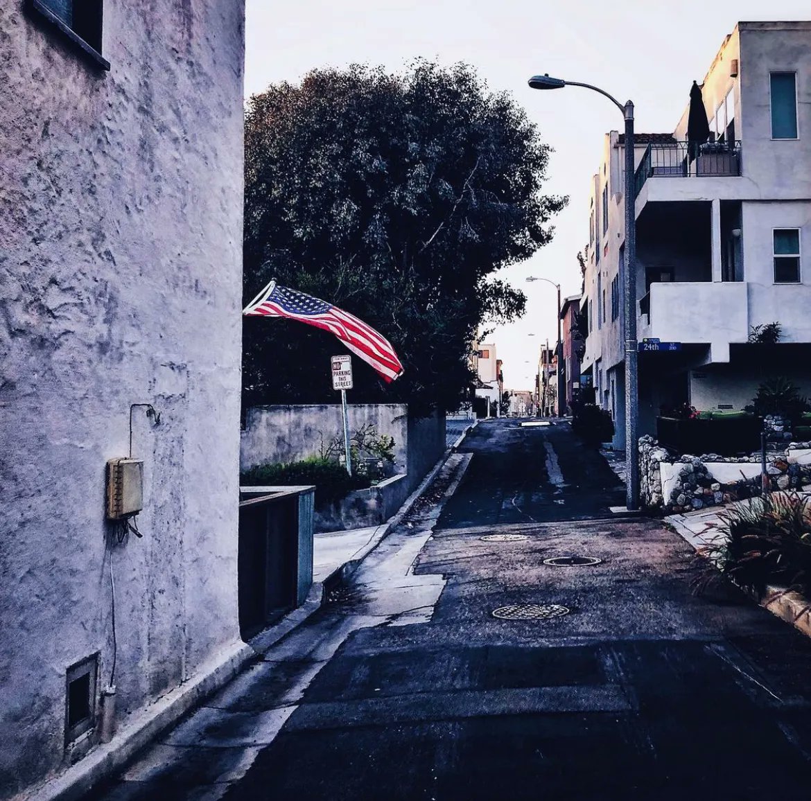 itsOsoPorto's tweet photo. Insta 2yrs ago: 100,000. #neverforget #rememberthefallen #memorialday #beachtown #neighborhood #manhattanbeach #streetscene #lightandshadow #sandsection #staysafe https://t.co/SOJwawd8qj | https://t.co/pyHH5jG1uk https://t.co/4fSRIWgOwj