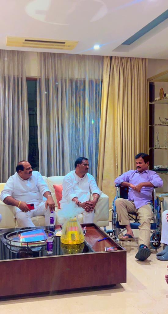 IlaiahBeerla's tweet photo. ఇటీవల గాయపడిన భువనగిరి కాంగ్రెస్ పార్టీ జిల్లా అధ్యక్షులు కుంభం అనిల్ కుమార్ రెడ్డి గారిని పరామర్శించి,వారి యోగక్షేమాలు తెలుసుకున్న *ఆలేరు నియోజకవర్గ కాంగ్రెస్ పార్టీ ఇంచార్జ్ బీర్ల ఐలయ్య గారు* మరియు ఎంపీపీలు,మండల అధ్యక్షులు,ఎంపీటీసీలు ఇతర ముఖ్య నాయకులు.
 @INCTelangana https://t.co/gao0g88qvw