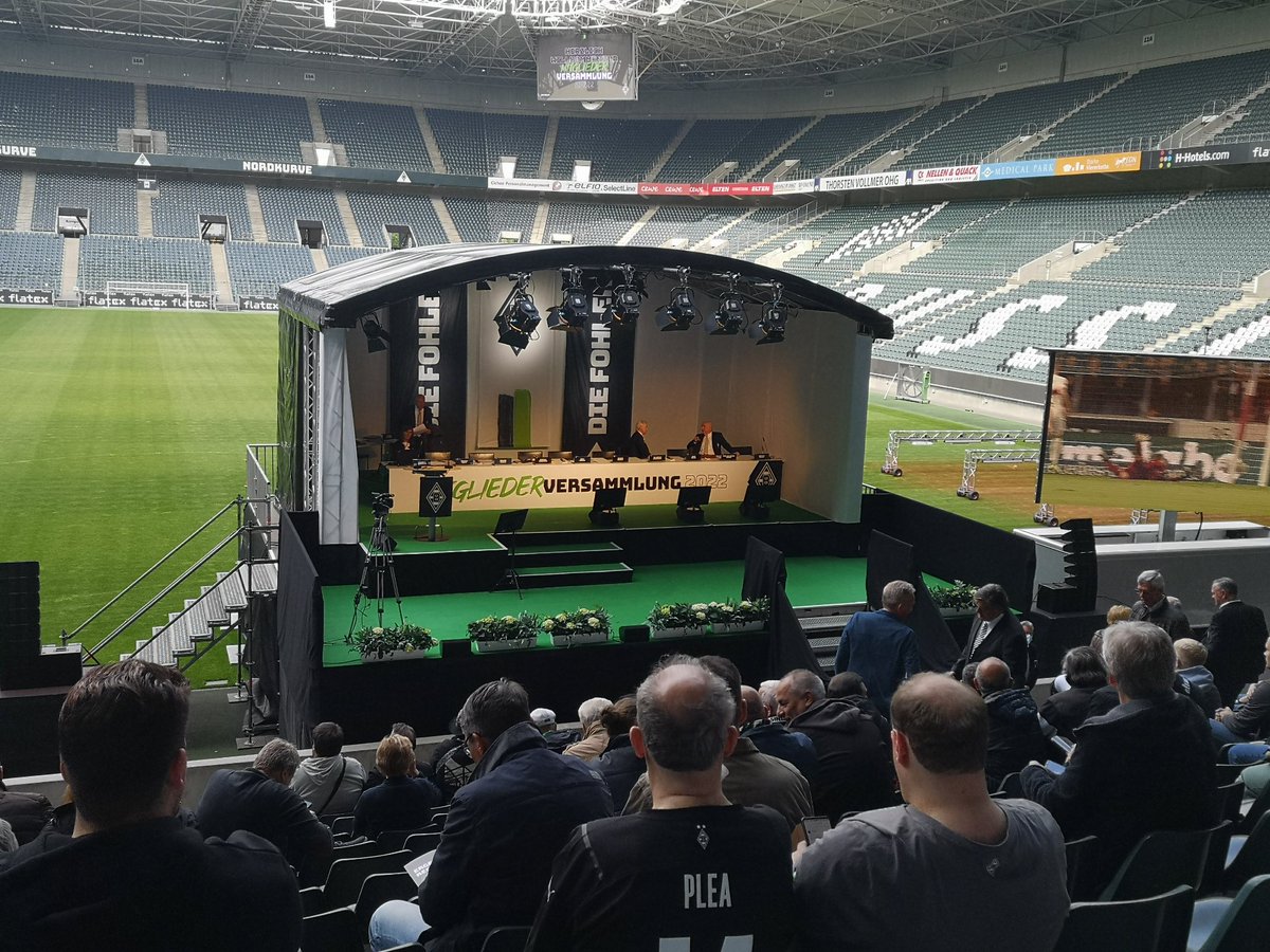 Mitgliederversammlung in Gladbach. Sportdirektor Roland Virkus wird auch zur Trainersuche Auskunft geben - Nebelmaschinen sind aber keine zu sehen. 
Los geht es um 18.00 Uhr.
#Borussia #BMG #Mitgliederversammlung #KommtFavre?
