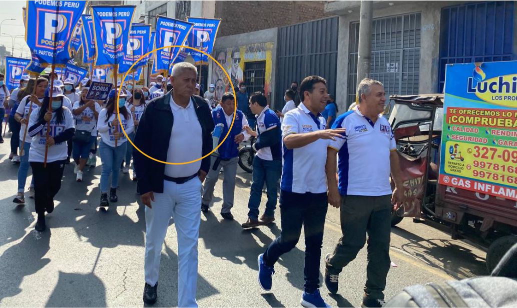 DanielUrresti1's tweet photo. Miren la alegría del Comandante Iguana en el bullicioso recorrido por calles de El Agustino!!! 😃
No hay nada que hacer, el Comandante Iguana es un frozen de frozens. ¡Por eso los delincuentes le tiemblan! 
#UrrestiSeguridad 
#UrrestiHonestidad https://t.co/eOZPfYXzA0