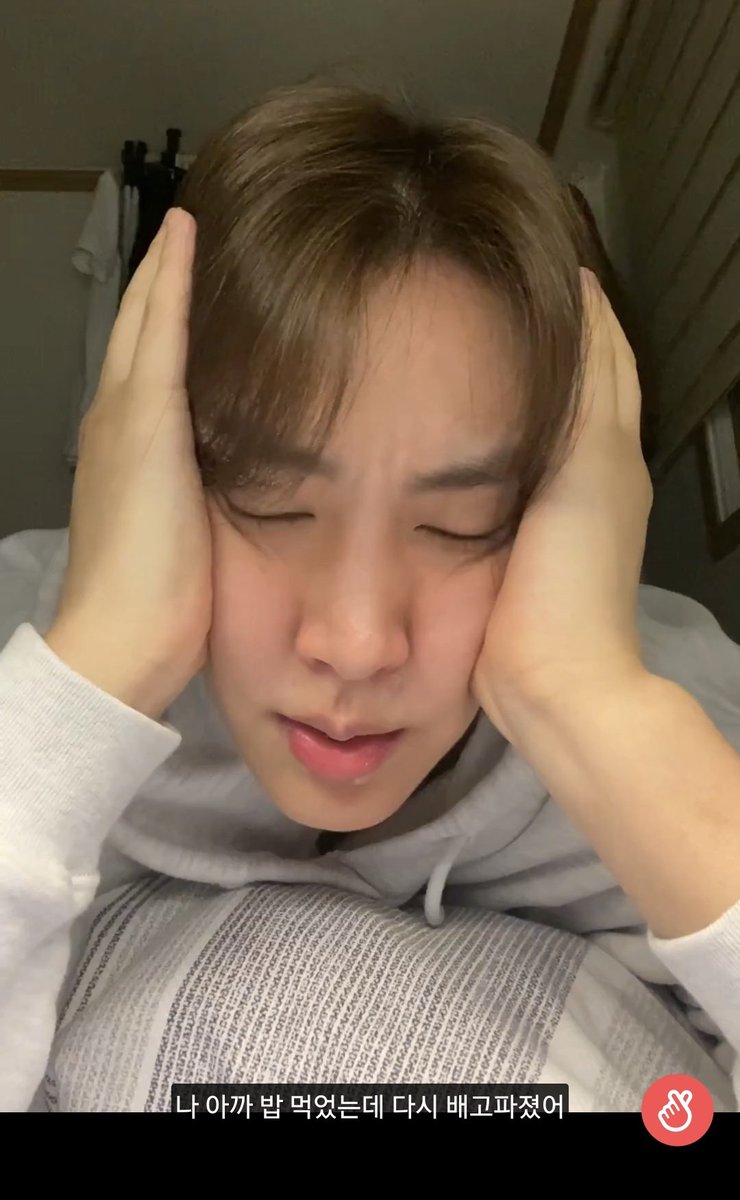 정색하고 밀가루가 몸에 얼마나 안좋은지 아냐더니 30분동안 칼국수 냉면 라면 먹는 법 얘기하고서는 이러고 있음 이재윤 개그맨이냐고 아 매트지