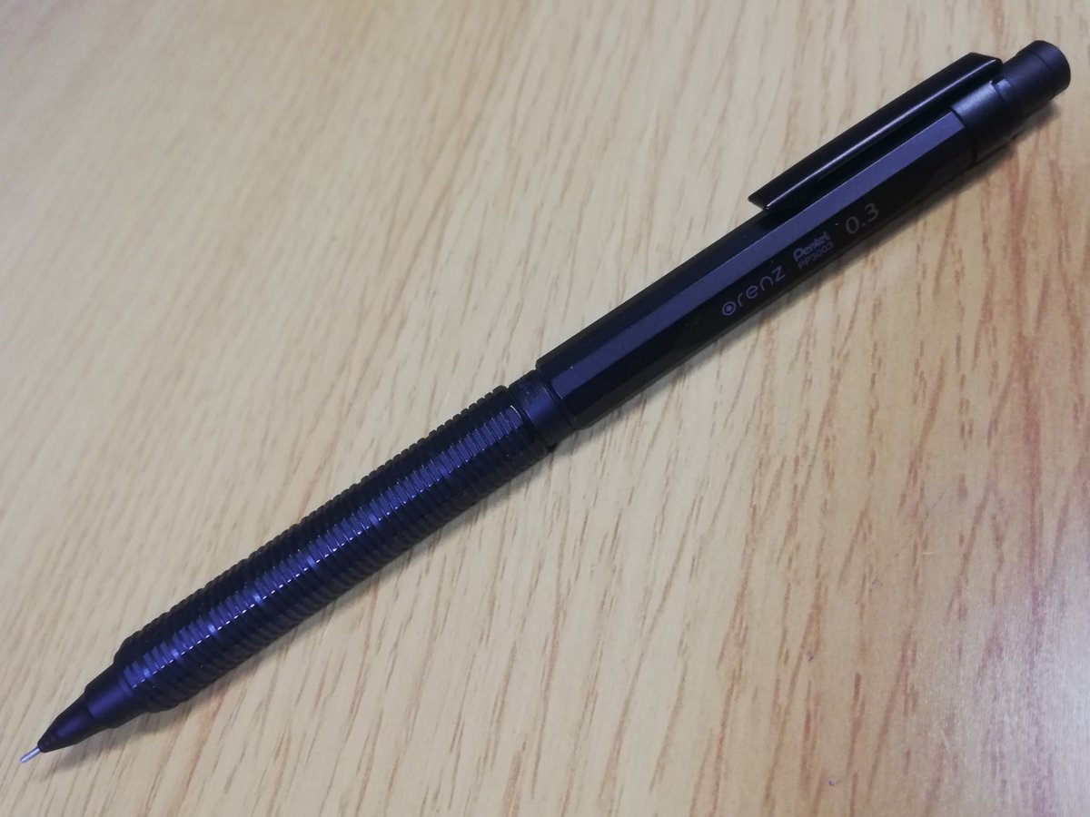 ParallelLife40's tweet image. 「相棒のご紹介」

0.3mm芯なので参考書のスペースに追記するときに重宝します。しかも、筆圧の強い、私が使用してもほとんど芯が折れることはありません。さらには、適度な重量も書き心地を向上させます。あとは、”いいお値段”なので学習のモチベーションをあげます。

#ぺんてる
#オレンズネロ