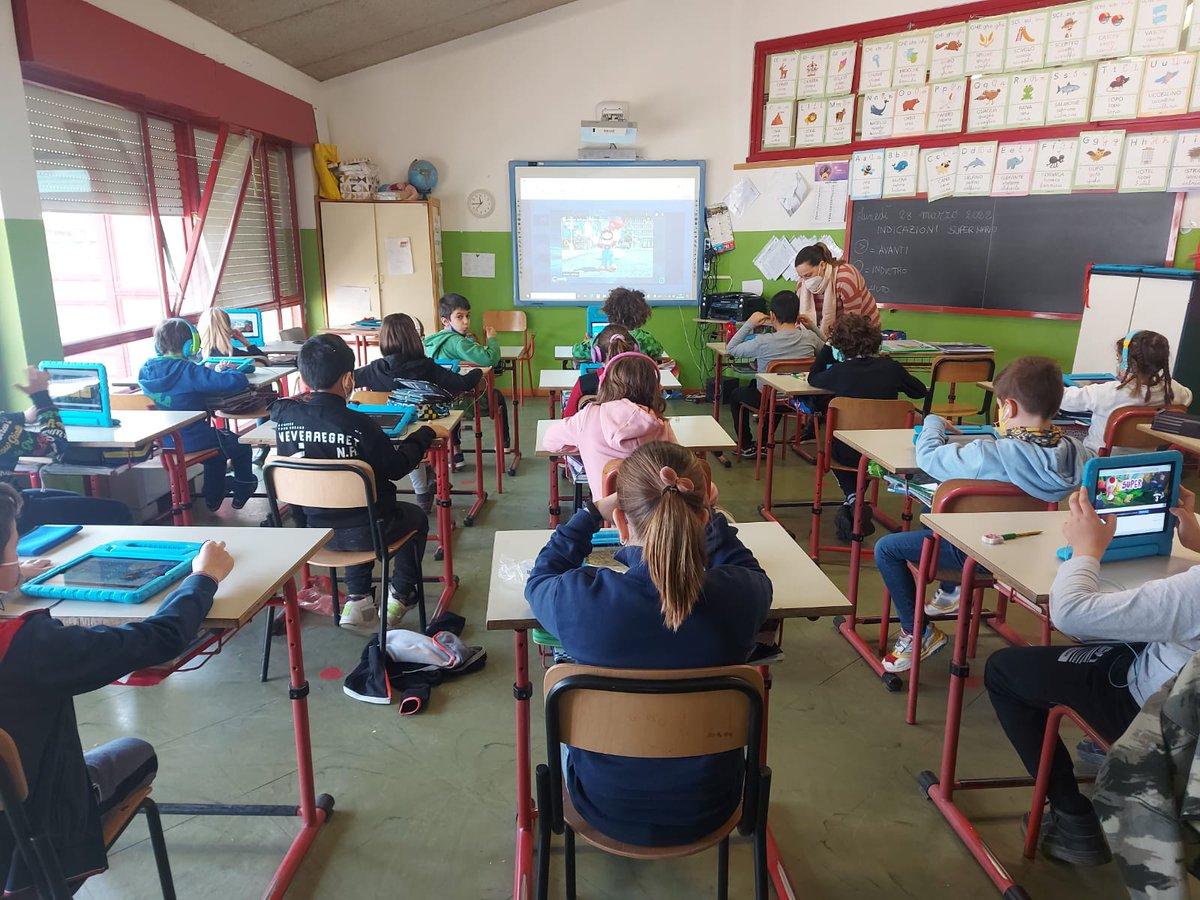ICBasiglio's tweet photo. @InnovaMentiKids
 #Innovamenti/gamification 
Le classi terze al lavoro!!!! https://t.co/BvvNK43cLA