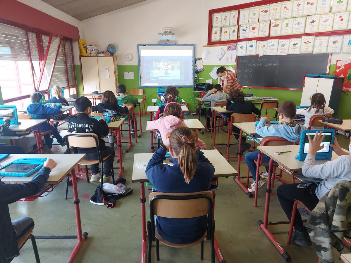 ICBasiglio's tweet photo. @InnovaMentiKids
 #Innovamenti/gamification 
Le classi terze al lavoro!!!! https://t.co/BvvNK43cLA