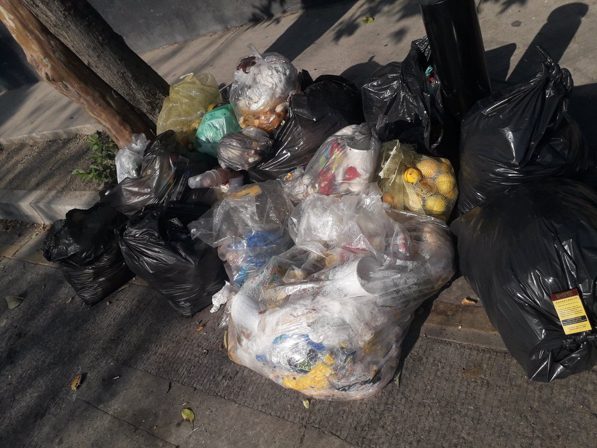 Salvado07606931's tweet photo. @ZapopanGob @JuanJoseFrangie @AlbertoUribeC @ServiciosZap @pkumamoto @SarahCorts5 @omarborboab @ea_puerto @_KarlaDiaz_ SE SUPLICA DE LA MANERA MAS ATENTA NOS AYUDEN EN LA RECOLECCION DE LA BASURA DE NUESTRAS COL. LAS BOVEDAS Y LA CASITA. ALGO EXTRAÑO SE ESTÁ SUSCITANDO. SALUDOS.. https://t.co/LRi4vpmd6c