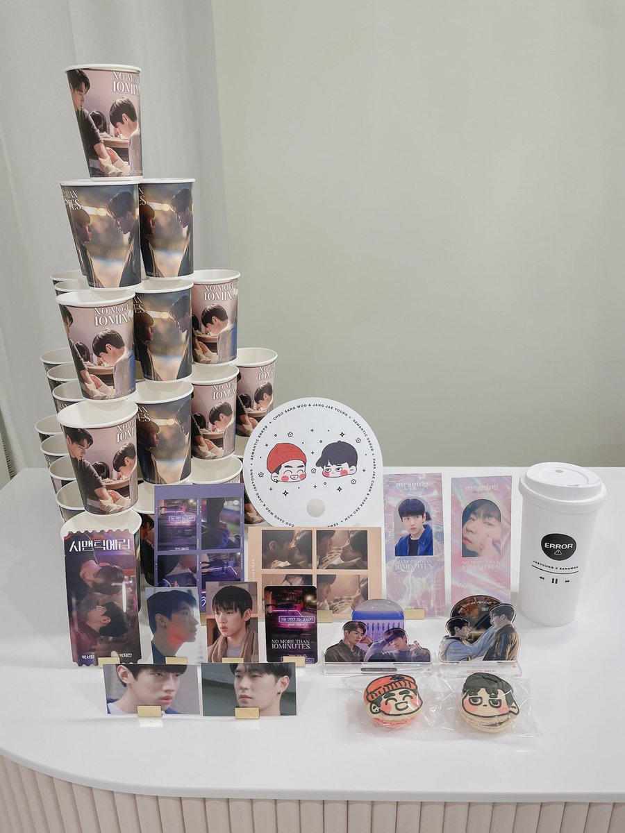 miss_d_error's tweet photo. ✧ 카페 디피 완료 사진 안내 ✧

내일부터 서울, 대구 두 곳에서 드에러 카페 이벤트가 진행됩니다! 재영이와 상우가 가득한 공간으로 놀러오세요 -

화,수,목요일 매일 운영됩니다!

#솸찬_그리고_10분 
#시맨틱에러 #드에러 #박서함 #박재찬 #재영 #상우 https://t.co/Q9ZfwmHkyX