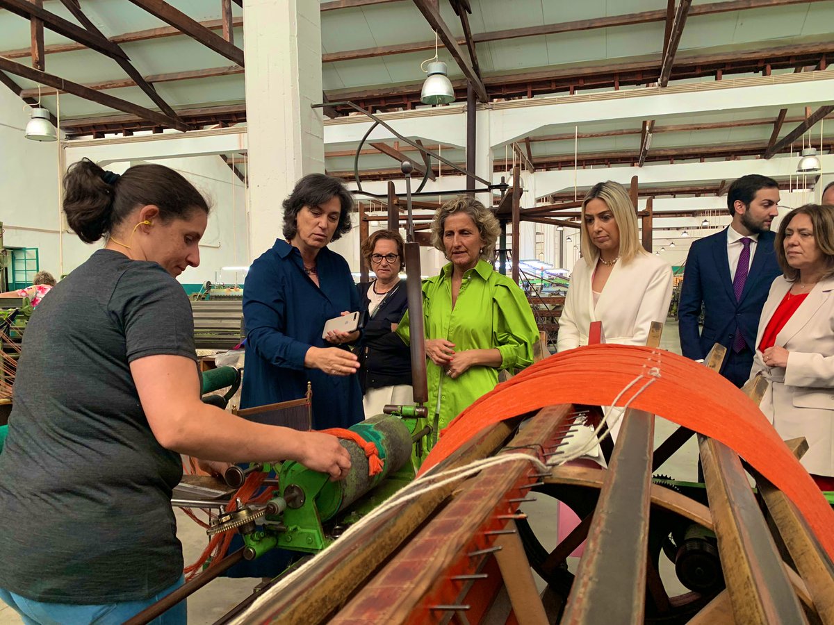 coesao_pt's tweet photo. Visitamos hoje o #BurelFactory, o investimento com que o João e a Isabel estão a revitalizar uma atividade e um produto tradicional em #Manteigas. Com novas aplicações no design, arquitetura e até na construção, o #burel já não é só o material de eleição para capas de pastores. https://t.co/wAFYNBPkFU