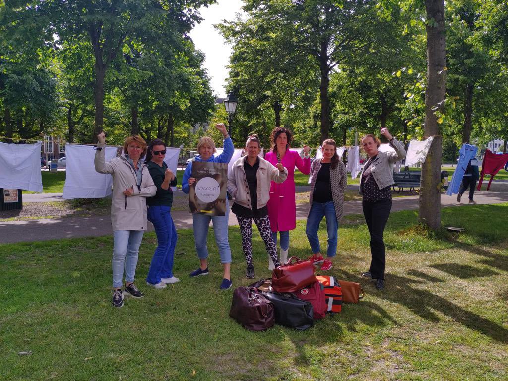 Mijn collega’s symboliseren samen met andere verloskundigen en zwangeren de 193000 burger handtekeningen die genegeerd dreigen te worden door <a href="/ministerVWS/">Sophie Hermans</a> . 193000! Daar kan men in Den Haag toch niet omheen? @Noodalarmgbzorg <a href="/2eKamertweets/">Tweede Kamer</a> #verloskundigverzet