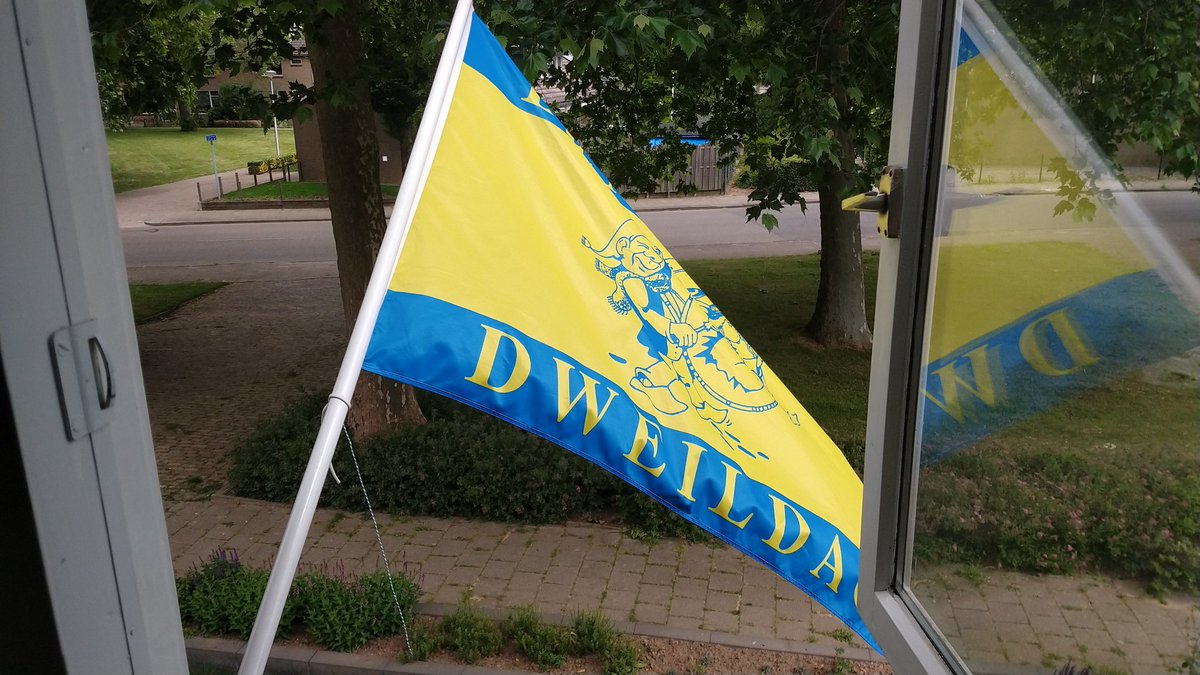 Heb jij de Bemmelse Dweilvlag al uithangen? Het mag weer! Laten we alle dweilorkesten uit binnen- en buitenland in Bemmel verwelkomen met de geel/blauwe vlag. Nog 13 dagen.. #bemmel #lingewaard #dweilorkesten #dweildag #festival #muziek #feest #foodtrucks #nederlandskampioenschap