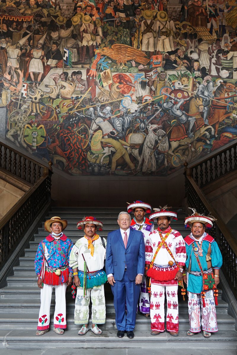 lopezobrador_'s tweet photo. Recibí a las autoridades de la comunidad wixárika. Estamos ayudando a resolver sus añejos problemas agrarios. Es un asunto de elemental justicia. https://t.co/M5wOJqQpxj