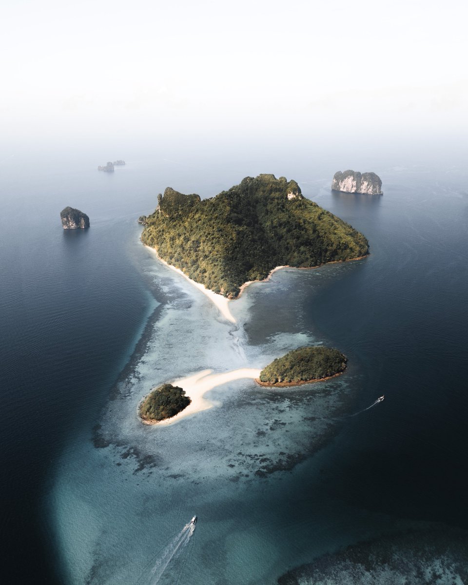 JeroenVisuals's tweet photo. Thale Waek, a group of pristine islands connected by white sand beaches is one of the main reasons to visit the Bay of Phang Nga! 🏝🌊🐠 #Thailand https://t.co/WbgYtmgBbq