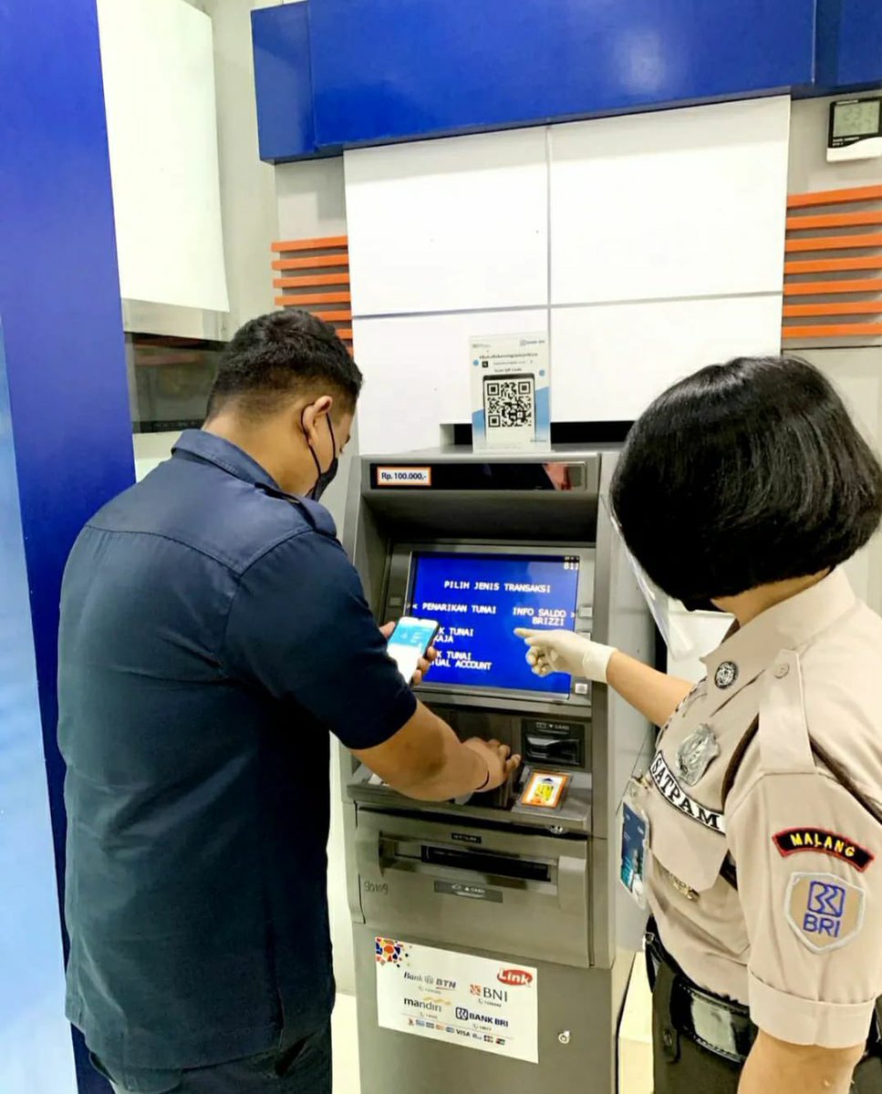 Satpam BRI Pemberani dan Melayani dengan Setulus Hati 💙 
#SatpamBRISigap
#ROBRIMalang
#BRIKancaMalangSutoyo