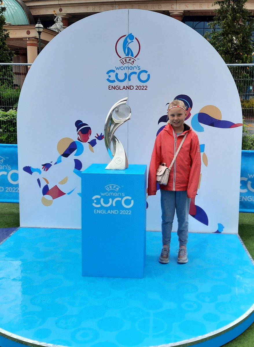JoanneGorton7's tweet photo. Had a great day at the @UEFAWomensEURO 2022 Roadshow, Trafford Centre.... Freya had a kick about! ⚽️... Thanks @suesmith8 for taking the time out for a photo and signing her ⚽️
#womensfootball
#lionessess https://t.co/uoNF6rrvif