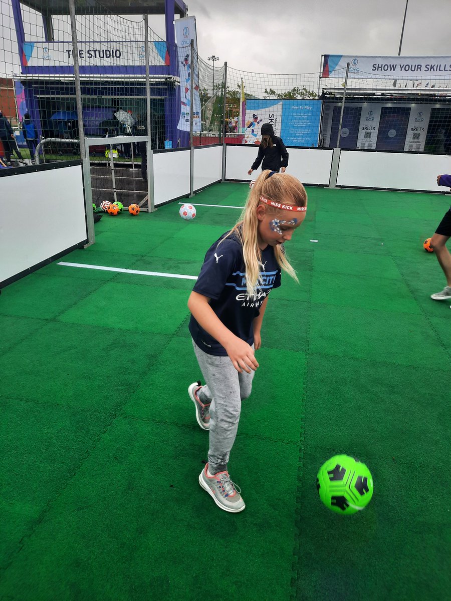 JoanneGorton7's tweet photo. Had a great day at the @UEFAWomensEURO 2022 Roadshow, Trafford Centre.... Freya had a kick about! ⚽️... Thanks @suesmith8 for taking the time out for a photo and signing her ⚽️
#womensfootball
#lionessess https://t.co/uoNF6rrvif