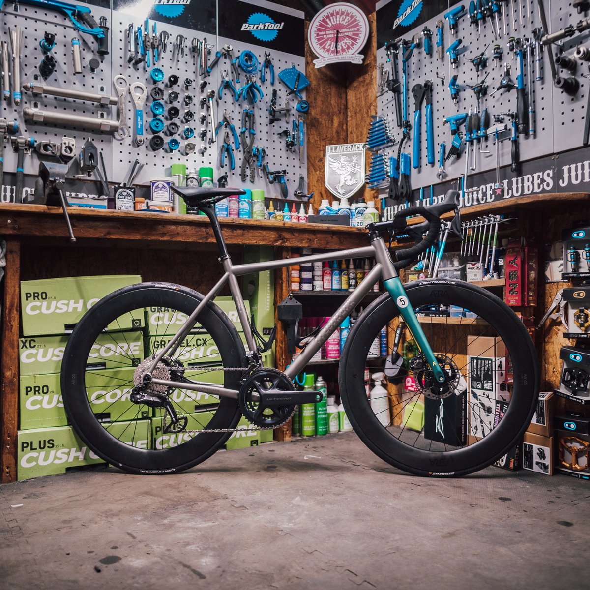 JLaverackTi's tweet photo. Watch Sebastian Vettel’s new R J.ACK Disc take shape in Gee Milner’s new Dream Build workshop.

Dream Build Video: https://t.co/CoNj6qalju

#JLaverack #RJACK #DreamBuild #SebastianVettel #CustomBike #CeramicSpeed #FreedomToExplore https://t.co/XItknR6QVJ