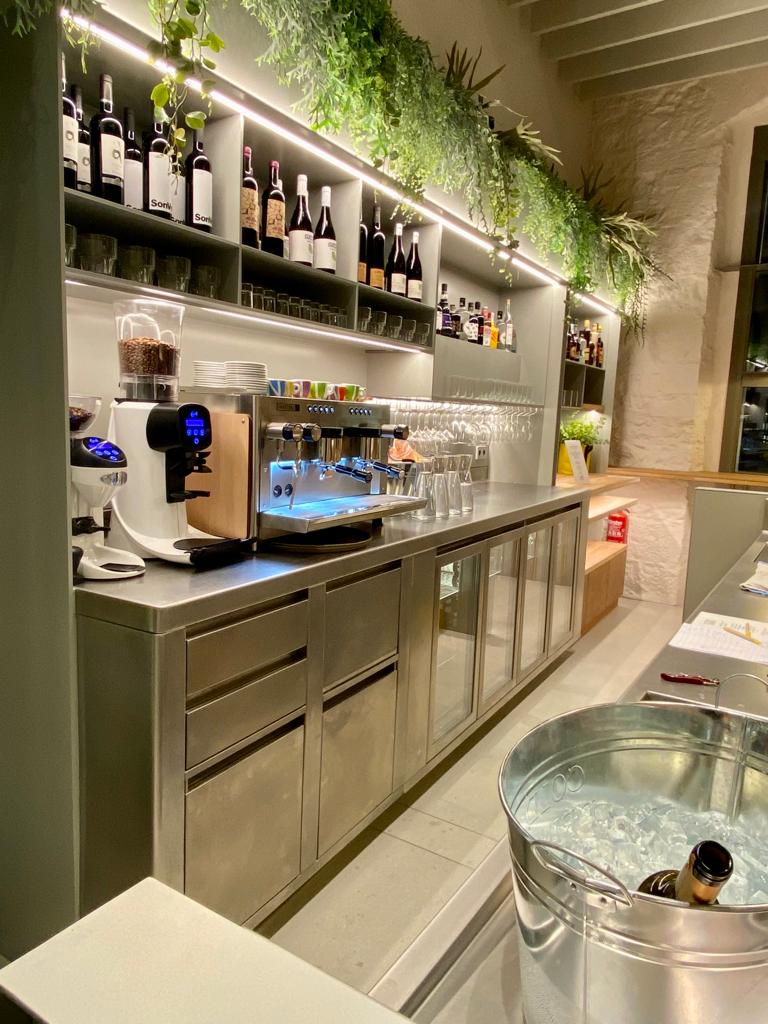 randstech's tweet photo. CA / Inaugurada la barra del nou projecte al barri vell de #Girona, La Fonda d'@ElFomentGirona i ben aviat el #restaurant!
#randstech #randstechprojects #kitchendesign #restaurante #kitchen https://t.co/CzXrp8wgr2