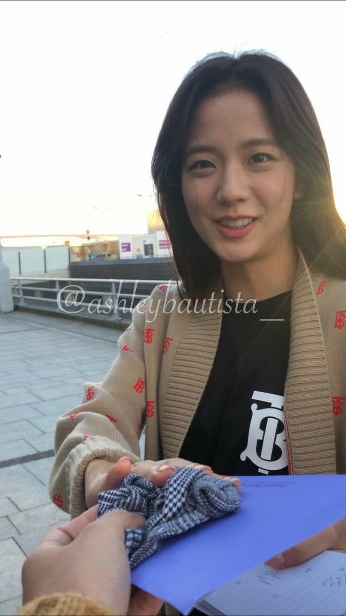 jisoogaIIery's tweet photo. imagine you can see jisoo this close in real life... https://t.co/3Rv0RtzFS4