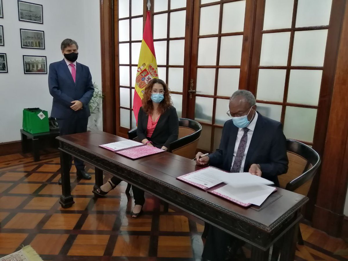 laurapcastano's tweet photo. Som a Maputo (Moçambic) per reforçar la cooperació municipalista de Barcelona @BCNJustGlobal . Avui ens hem reunit amb el President del @cmmaputo per renovar el Protocol d'Amistat i Cooperació 2022-2025, centrat en transició ecològica. Obro fil 👇 https://t.co/lVg773UtsX