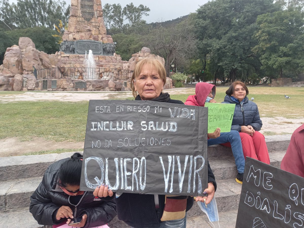 Protesta de pacientes dializados en el monumento Güemes.
I