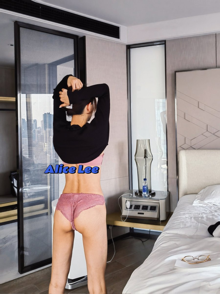 之前在酒店拍的片子，翻到了拿出来。女友在穿衣服时从后面抓拍的。很喜欢女友紧实的屁股，看到就想到后入时被紧紧夹着的感觉。 #美臀 #私房 #北京约炮 #美背 https://t.co/XExkiJAj6J